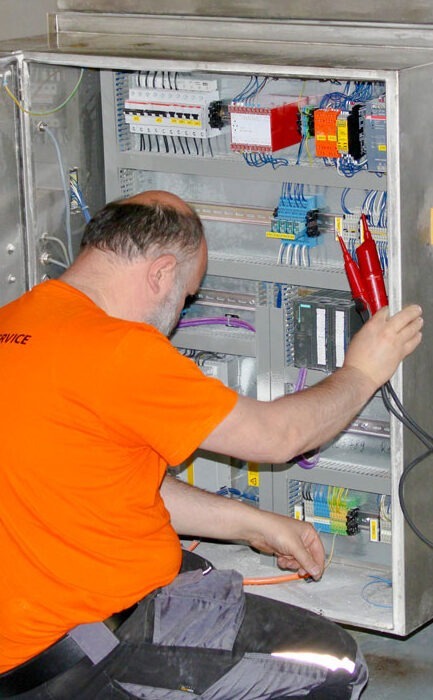 Instandhaltung einer Maschine durch Mitarbeiter