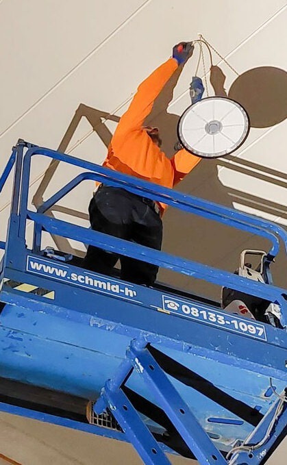 Mitarbeiter montiert Lampe
