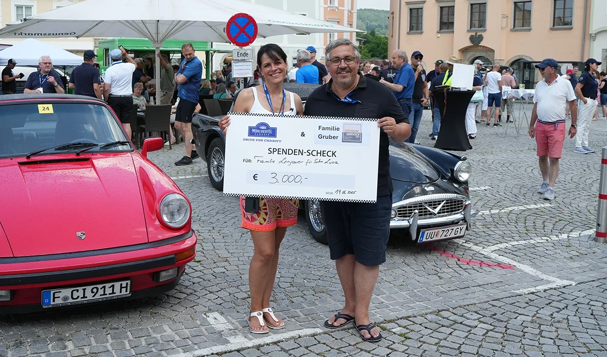 Sabine und Gerhard Gruber unterstützen Familie Lengauer mit einem Spendenscheck über 3000 Euro