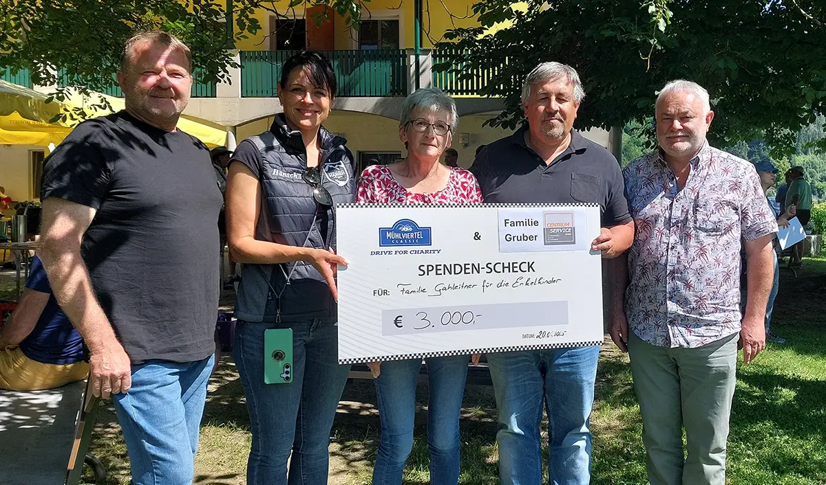 Sabine und Gerhard Gruber bei der Spendenübergabe an Familie Gahleitner im Rahmen der South Bohemia Classic