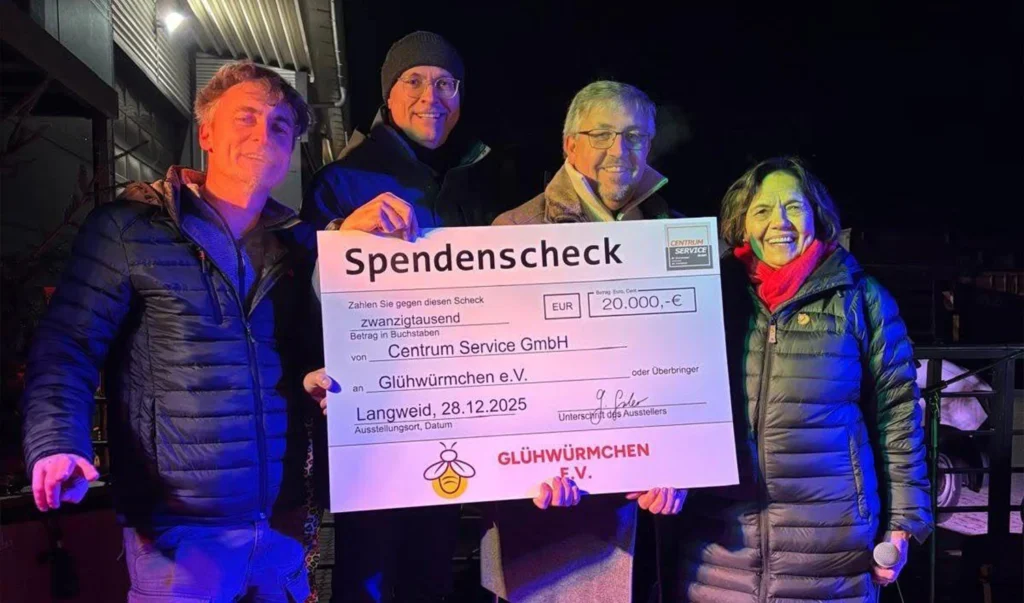 Spendenübergabe von Centrum Service: Gerhard Gruber (zweiter von rechts) überreicht 20.000 Euro an Glühwürmchen e.V. in Langweid