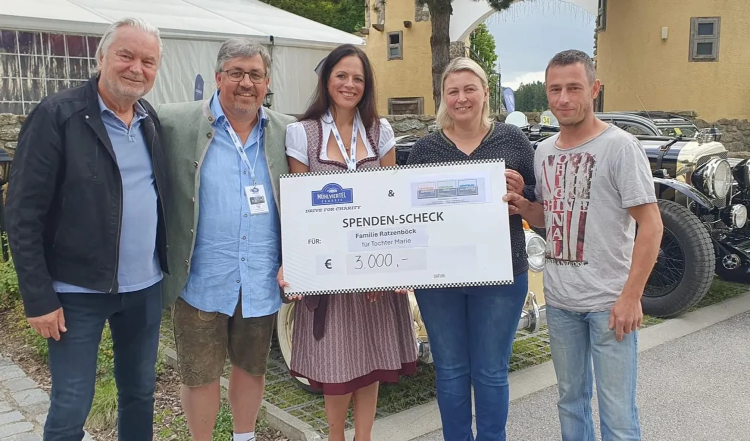 Spenden Uebergabe in Höhe von 3000 Euro
